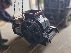 2PGC400X250小型双齿辊嘿嘿视频在线观看发往安徽蚌埠破碎玻璃
