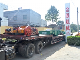 两台小型对辊嘿嘿视频在线观看和直线振动筛发往江苏南通处理硅石