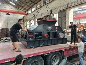 1208型半自动对辊嘿嘿视频在线观看发货 破碎石英石